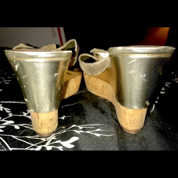 Gold wedge sandals with an embellished bow - Picture 6 of 6